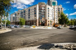 Парковка, тротуары и проезжая часть: дорожники ведут комплексный ремонт на улице Попова