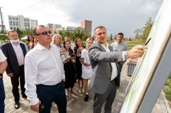 Глава Екатеринбурга оценил ход строительства социальных объектов в Солнечном Глава Екатеринбурга оценил ход строительства социальных объектов в Солнечном