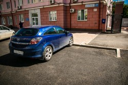 Парковка, тротуары и проезжая часть: дорожники ведут комплексный ремонт на улице Попова