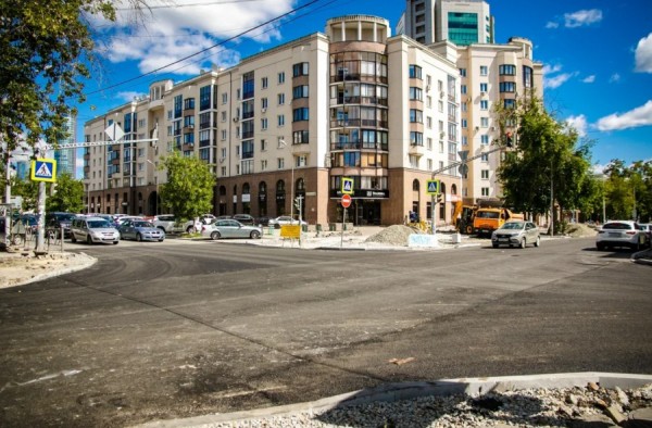 Парковка, тротуары и проезжая часть: дорожники ведут комплексный ремонт на улице Попова
