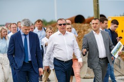 Глава Екатеринбурга оценил ход строительства социальных объектов в Солнечном Глава Екатеринбурга оценил ход строительства социальных объектов в Солнечном