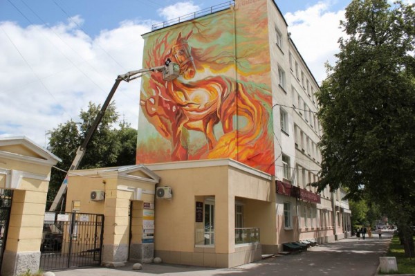 &laquo;Стенограффия&raquo;: в центре Екатеринбурга появился красный конь