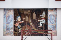 Уникальный арт-объект «Время чудес» украсил фасад Екатеринбургского театра кукол