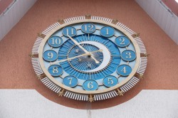 Уникальный арт-объект «Время чудес» украсил фасад Екатеринбургского театра кукол