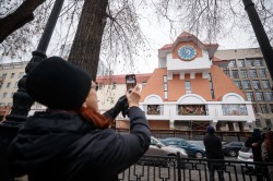 Уникальный арт-объект «Время чудес» украсил фасад Екатеринбургского театра кукол