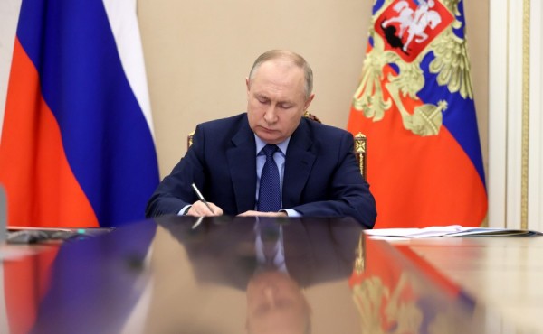 Владимир Путин поручил регионам утвердить планы по борьбе с омикрон-штаммом