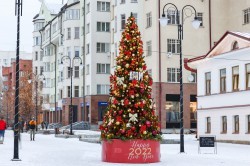 Гирлянды, шары и зоны для сэлфи. Как Екатеринбург украшен к Новому году?