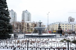 Гирлянды, шары и зоны для сэлфи. Как Екатеринбург украшен к Новому году?