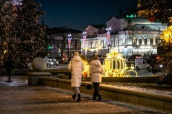 Ели у ратуши Екатеринбурга стали частью ансамбля новогоднего городка Ели у ратуши Екатеринбурга стали частью ансамбля новогоднего городка