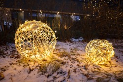 Гирлянды, шары и зоны для сэлфи. Как Екатеринбург украшен к Новому году?