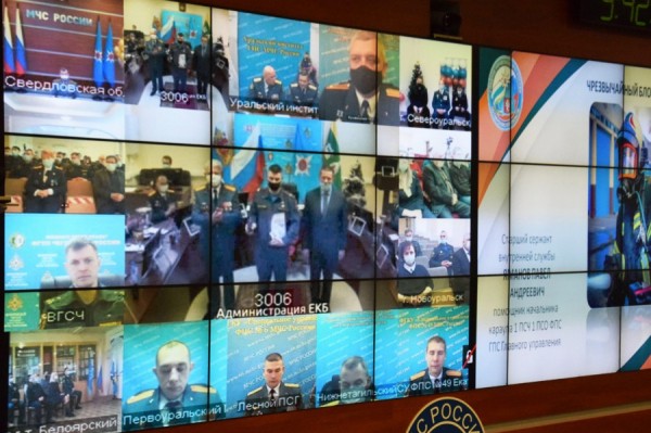 Герои и лучшие по профессии получили награды в свердловском главке МЧС