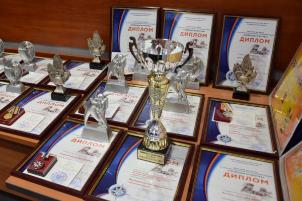 Герои и лучшие по профессии получили награды в свердловском главке МЧС