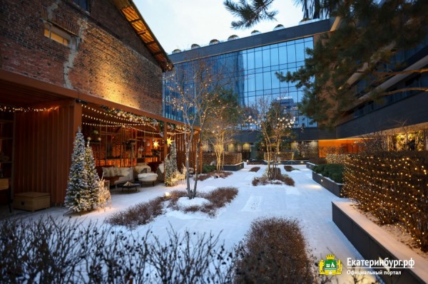 Гирлянды, шары и зоны для сэлфи. Как Екатеринбург украшен к Новому году?