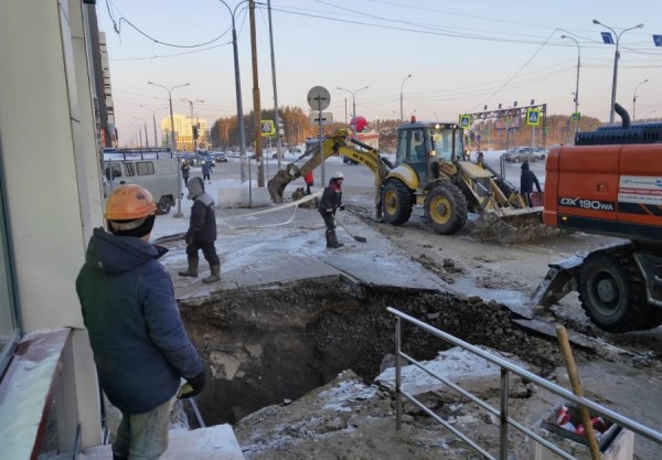 Коммунальщики восстановили водоснабжение жилых домов в Академическом
