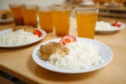 Школьное питание: специалисты тщательно следят за рационом детей