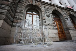 Гирлянды, шары и зоны для сэлфи. Как Екатеринбург украшен к Новому году?