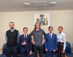 Школьники Екатеринбурга получили награды за знание Конституции России