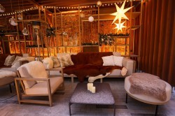 Гирлянды, шары и зоны для сэлфи. Как Екатеринбург украшен к Новому году?