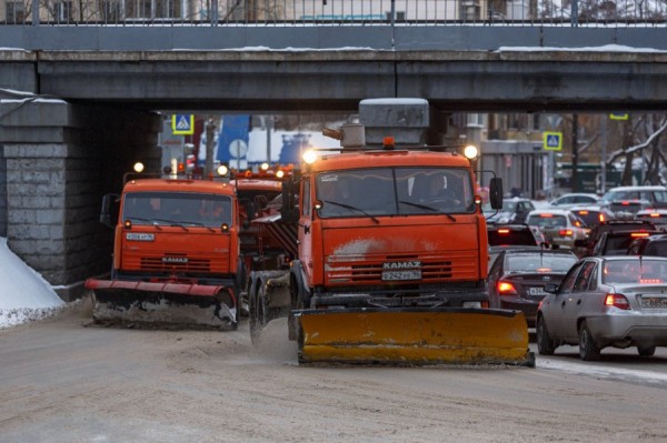 Коммунальщики ведут очистку города от гололёда и готовятся к ожидаемому снегопаду