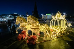 Ели у ратуши Екатеринбурга стали частью ансамбля новогоднего городка Ели у ратуши Екатеринбурга стали частью ансамбля новогоднего городка