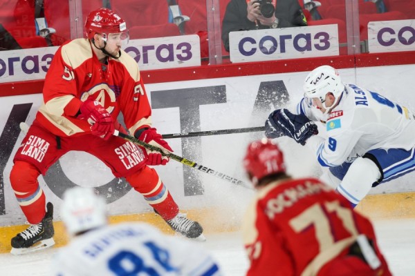 Хоккей: «Автомобилист» в упорной борьбе уступил «Барысу»