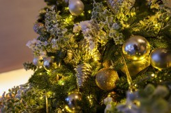 Гирлянды, шары и зоны для сэлфи. Как Екатеринбург украшен к Новому году?