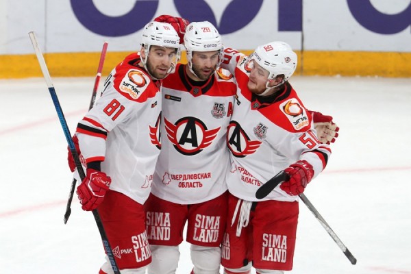 Хоккей: «Автомобилист» одержал седьмую подряд победу над «Локомотивом» Хоккей: «Автомобилист» одержал седьмую подряд победу над «Локомотивом»