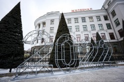 Гирлянды, шары и зоны для сэлфи. Как Екатеринбург украшен к Новому году?