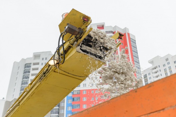 Борьба со снегом и льдом: коммунальщики задействуют 134 единицы спецтехники