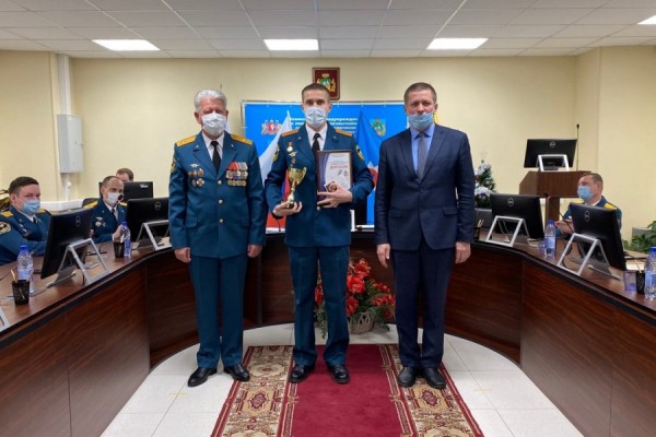 Герои и лучшие по профессии получили награды в свердловском главке МЧС