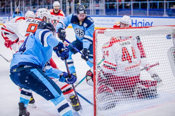 Хоккей: Макеев снова отличился, однако «Автомобилист» проиграл