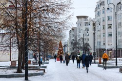 Гирлянды, шары и зоны для сэлфи. Как Екатеринбург украшен к Новому году?