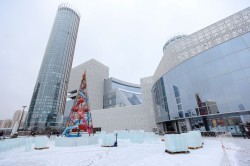 Гирлянды, шары и зоны для сэлфи. Как Екатеринбург украшен к Новому году?