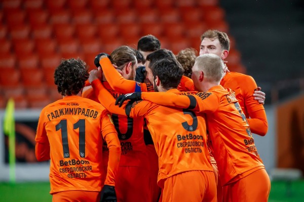 Футбол: «Урал» разгромил «Ростов» и покинул зону вылета Футбол: «Урал» разгромил «Ростов» и покинул зону вылета