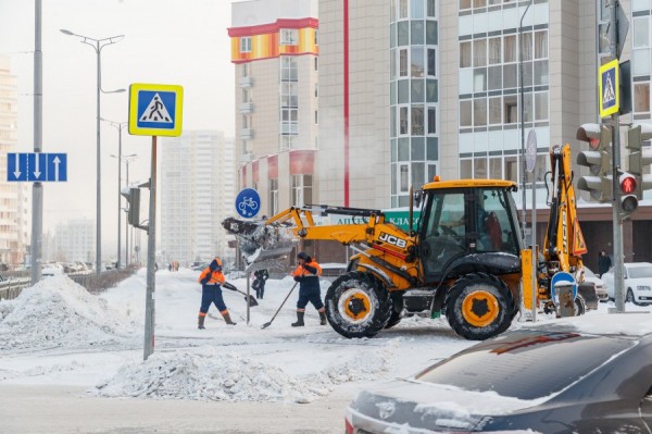 Алексей Орлов поручил коммунальным службам усилить очистку тротуаров от снега и наледи Алексей Орлов поручил коммунальным службам усилить очистку тротуаров от снега и наледи