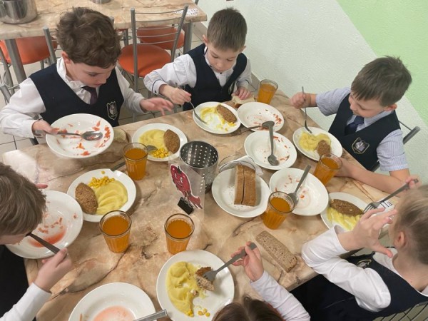 Гимназия Екатеринбурга вошла в число лидеров региона по качеству школьного питания