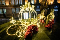 Ели у ратуши Екатеринбурга стали частью ансамбля новогоднего городка Ели у ратуши Екатеринбурга стали частью ансамбля новогоднего городка