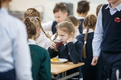 Школьное питание: специалисты тщательно следят за рационом детей