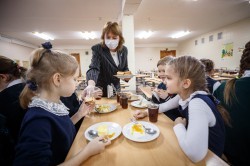 Школьное питание: специалисты тщательно следят за рационом детей