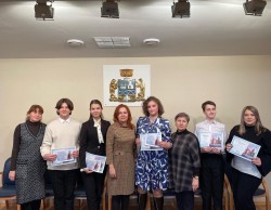 Школьники Екатеринбурга получили награды за знание Конституции России