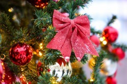 Гирлянды, шары и зоны для сэлфи. Как Екатеринбург украшен к Новому году?