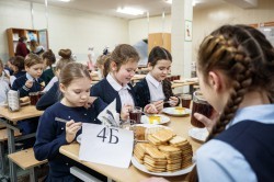 Школьное питание: специалисты тщательно следят за рационом детей