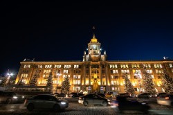 Ели у ратуши Екатеринбурга стали частью ансамбля новогоднего городка Ели у ратуши Екатеринбурга стали частью ансамбля новогоднего городка