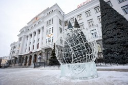 Гирлянды, шары и зоны для сэлфи. Как Екатеринбург украшен к Новому году?