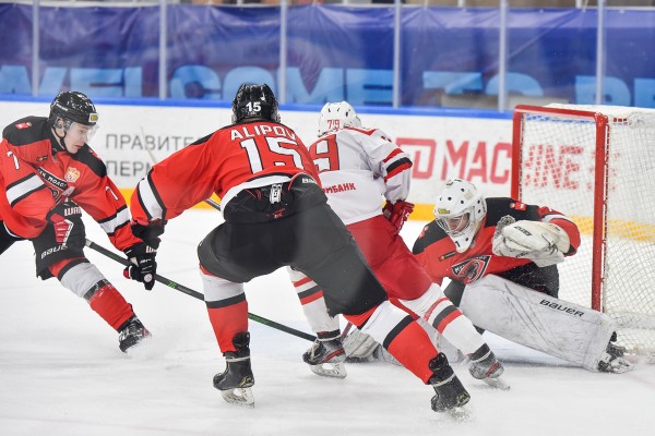 Хоккеисты «Авто» отправили шесть шайб в ворота «Молота»!