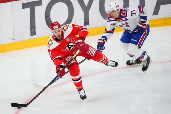 Хоккей: «Автомобилист» в упорной борьбе уступил СКА