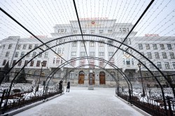 Гирлянды, шары и зоны для сэлфи. Как Екатеринбург украшен к Новому году?