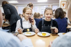 Школьное питание: специалисты тщательно следят за рационом детей