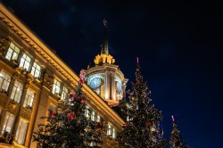 Ели у ратуши Екатеринбурга стали частью ансамбля новогоднего городка Ели у ратуши Екатеринбурга стали частью ансамбля новогоднего городка