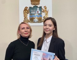 Школьники Екатеринбурга получили награды за знание Конституции России